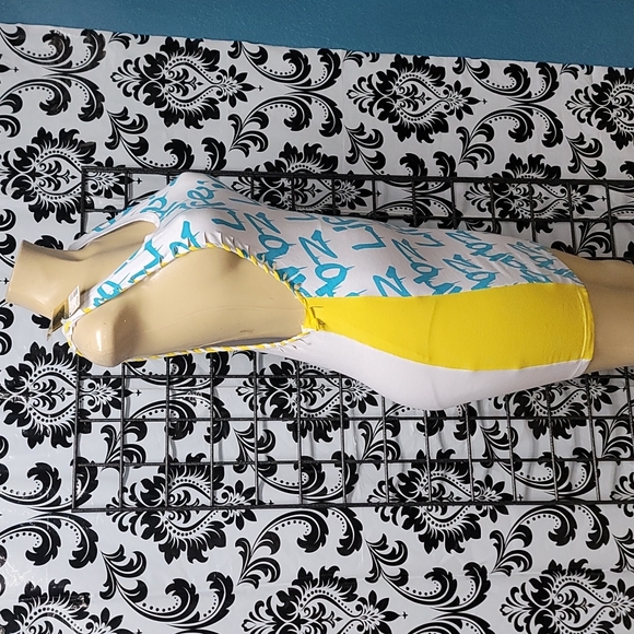 Size small for beach from Nicki  Mijac - Picture 2 of 4